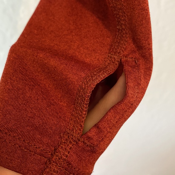 Radiant rust long sleeve poly/spandex blend long sleeve top w/thumb holes by REI - Picture 4 of 6